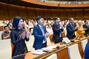 Quốc hội thông qua Luật Thủ đô (sửa đổi) với 488/492 đại biểu tham gia biểu quyết tán thành. (Ảnh: DUY LINH)