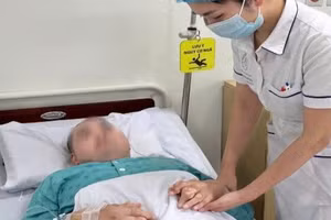 Bệnh nhân nam 34 tuổi nhập viện trong tình trạng nguy kịch do nhiễm khuẩn huyết nặng.