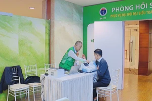 Các thầy thuốc tập trung cao độ cho công tác chăm sóc sức khỏe đại biểu tại Đại hội XIV của Đảng.