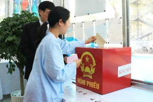 Người bệnh bỏ phiếu tại bệnh viện.