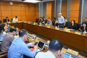 Các đại biểu thảo luận tại tổ sáng 10/4. (Ảnh: THỦY NGUYÊN)