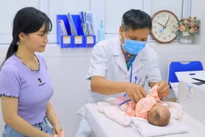 Tiến sĩ, bác sĩ Lê Minh Trác – Giám đốc Trung tâm Sơ sinh khám lại cho bé Dứa và trao đổi với gia đình sức khỏe bé ổn định, tiếp tục phát triển tốt.