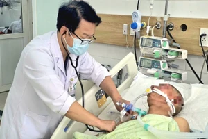 Bác sĩ Trung tâm Chống độc, Bệnh viện Bạch Mai đang điều trị tích cực cho người bệnh.