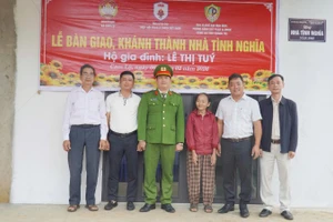 Lễ bàn giao, khánh thành Nhà tình nghĩa cho hộ gia đình bà Lê Thị Túy (thôn Mai Lộc 2, xã Cam Lộ, tỉnh Quảng Trị).