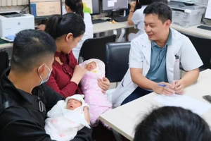 Hai thai nhi cùng chung một buồng ối và một bánh rau chào đời khỏe mạnh. 