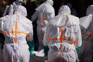 Nhân viên y tế chuyển thi thể một bệnh nhân Ebola tại Mongbwalu, tỉnh Ituri, Cộng hòa dân chủ Congo, ngày 25/5/2026. (Ảnh: THX/TTXVN)