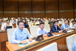 Quốc hội thảo luận tại hội trường sáng 21/4. (Ảnh: DUY LINH)