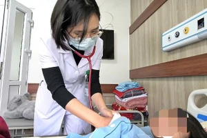 Bác sĩ thăm khám lại cho bệnh nhân. 