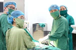 Các bác sĩ cân não phẫu thuật cho bệnh nhi.