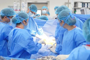 Ê-kíp tiến hành lấy đa tạng của người hiến. 