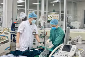 Bác sĩ xử trí tổn thương cho bệnh nhân. 