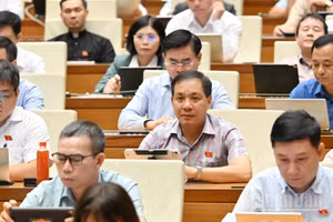 Quốc hội thảo luận tại hội trường sáng 10/8. (Ảnh: THỦY NGUYÊN)