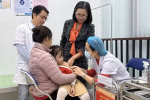 Y, bác sĩ Trạm Y tế phường Nghĩa Đô tiêm vaccine cho trẻ trên địa bàn để phòng các bệnh truyền nhiễm.