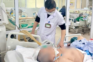 Bác sĩ thăm khám cho người bệnh. 