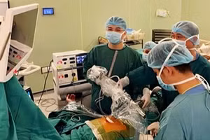 Tiến sĩ, bác sĩ Ngô Gia Khánh và Thạc sĩ, bác sĩ Đồng Minh Hùng, Khoa Phẫu thuật Lồng ngực và Mạch máu, Bệnh viện Bạch Mai tiến hành mổ nội soi dưới mũi ức cắt kén khí phổi hai bên cho người bệnh.