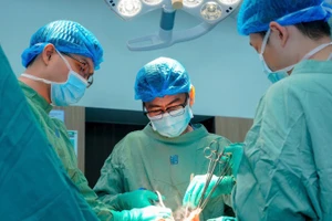 Bác sĩ chuyên khoa II Nguyễn Triệu Vũ, Trưởng khoa Tuyến vú, Bệnh viện Đại học Y Dược Thành phố Hồ Chí Minh và ê-kíp phẫu thuật cho bệnh nhân. 