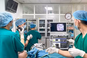 Các bác sĩ áp dụng kỹ thuật nội soi ống cứng kết hợp laser đối với trường hợp dị vật đường thở khó.