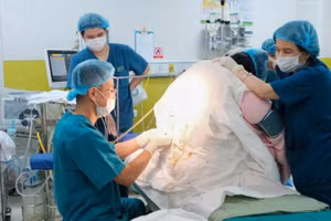 Sản phụ nặng 140kg mắc tiền sản giật nặng.