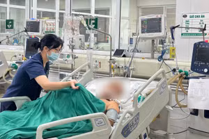 Bệnh nhân hiện đang được điều trị tích cực tại Khoa Cấp cứu, Bệnh viện Bệnh Nhiệt đới Trung ương.