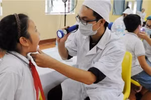 Khám sức khỏe định kỳ cho học sinh tại Trường tiểu học Lê Quý Đôn, Hà Nội. (Ảnh: TRẦN HẢI)