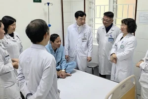 Các bác sĩ Khoa Mắt và phòng Viêm gan Virus hội chẩn trước khi bệnh nhân xuất viện.