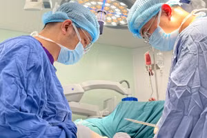 Tiến sĩ, bác sĩ Lưu Danh Huy, Phó Trưởng Khoa Phẫu thuật Chi trên và Y học thể thao, Bệnh viện Hữu nghị Việt Đức kiêm nhiệm Phụ trách quản lý, điều hành Trung tâm Chấn thương chỉnh hình và Y học thể thao cơ sở Ninh Bình phẫu thuật cho người bệnh.
