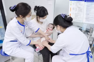 Gia tăng trẻ được gia đình đưa đi tiêm phòng viêm não mô cầu. 