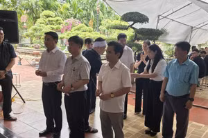 Đoàn công tác Bộ Y tế, gồm đại diện Cục Bà mẹ và Trẻ em và Quỹ Bảo trợ trẻ em Việt Nam đã đến thắp hương tưởng niệm các em nhỏ không may tử vong do đuối nước.