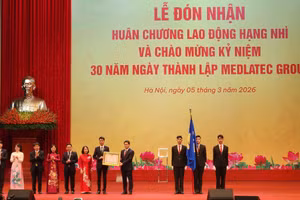 Thừa ủy quyền của Chủ tịch nước, Thứ trưởng Thường trực Y tế Vũ Mạnh Hà trao Huân chương Lao động hạng Nhì cho Hệ thống Y tế Medlatec.