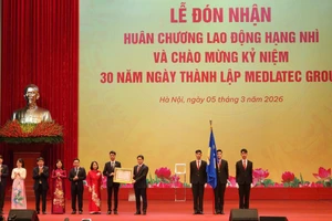Thừa ủy quyền của Chủ tịch nước, Thứ trưởng Thường trực Y tế Vũ Mạnh Hà trao Huân chương Lao động hạng Nhì cho Hệ thống Y tế Medlatec.