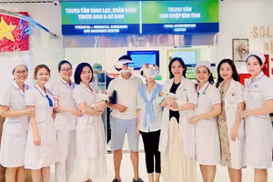 Sau 13 tuần nỗ lực giữ thai, 2 em bé đã chào đời khỏe mạnh.
