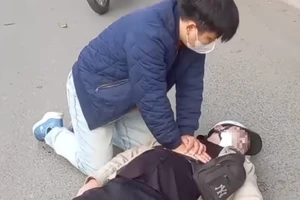 Bác sĩ Tiến ép tim cho nạn nhân gặp tai nạn giao thông ngừng tuần hoàn. (Ảnh: Chụp màn hình)