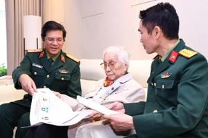 Nguyên Phó Chủ tịch nước Nguyễn Thị Bình bỏ phiếu tại điểm bầu cử số 32, Bệnh viện Trung ương Quân đội 108.