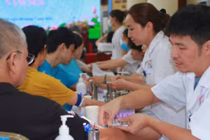 Gần 200 người dân phường Kim Liên (Hà Nội) đã được khám sức khỏe tổng quát, thực hiện các xét nghiệm và tầm soát bệnh lý tại Bệnh viện đa khoa Đống Đa.