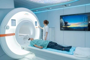 Bệnh viện đầu tư hệ thống trang thiết bị tiên tiến, như máy chụp cộng hưởng từ MRI 3.0 hiện đại hàng đầu thế giới.