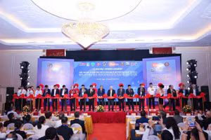 Triển lãm Quốc tế về Máy móc, Thiết bị, Công nghệ và Sản phẩm Công nghiệp lần thứ 23 đã khai mạc sáng nay tại Hà Nội, có quy mô hơn 350 gian hàng với sự tham gia của 280 doanh nghiệp, tổ chức trong nước và quốc tế.