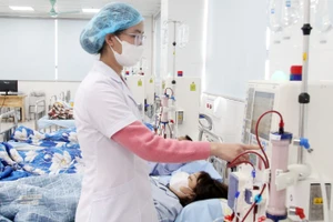 Nhân viên Bệnh viện đa khoa Lục Nam, tỉnh Bắc Ninh vận hành máy chạy thận nhân tạo.