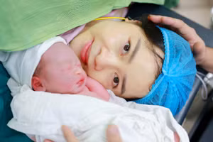 Con trai chào đời an toàn ở tuần thai 38 khi người chị song sinh đã chào đời trước đó ở tuần thai 26. (Ảnh: BVCC)