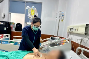 Bệnh nhân nằm điều trị tại Bệnh viện Bệnh Nhiệt đới Trung ương. 