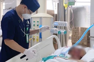 Bệnh nhân N.H.T (31 tuổi, Hưng Yên) tại phòng Hồi sức tích cực 2, Trung tâm Gây mê và Hồi sức ngoại khoa, Bệnh viện Hữu nghị Việt Đức.