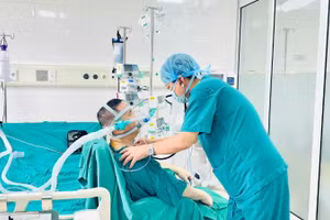 Tiến sĩ, bác sĩ cao cấp, Thầy thuốc ưu tú Đinh Văn Lượng, Giám đốc Bệnh viện Phổi Trung ương chúc mừng bệnh nhân hồi phục sau ca ghép.