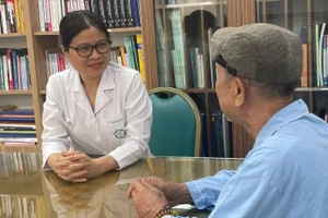 Phó Giáo sư, Tiến sĩ Phạm Cẩm Phương khám cho người bệnh. 