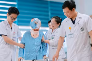 Bệnh nhân tập đi lại. (Ảnh: BVCC)