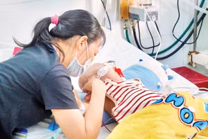 Một ca tay chân miệng đang điều trị nội trú tại Bệnh viện Nhi đồng 2. (Ảnh: KHANG ANH)