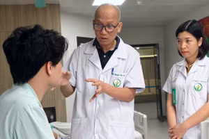 Phó Giáo sư, Tiến sĩ Nguyễn Hồng Hà – Trưởng khoa Phẫu thuật Hàm mặt-Tạo hình và Thẩm mỹ, Bệnh viện Hữu nghị Việt Đức thăm khám cho người bệnh sau phẫu thuật. 