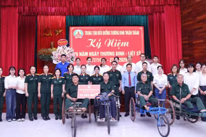 Bệnh viện Trung ương Quân đội 108 tặng quà tại Trung tâm Điều dưỡng thương binh Thuận Thành (tỉnh Bắc Ninh).
