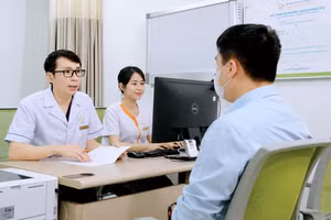Thạc sĩ, bác sĩ Đinh Hữu Việt - Trưởng khoa Nam học tư vấn cho bệnh nhân.