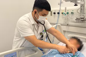 Một trường hợp ngộ độc nằm điều trị tại Bệnh viện Bạch Mai. (Ảnh: Bệnh viện cung cấp)