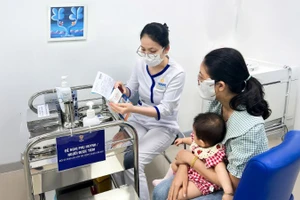 Chị T.N đưa con gái đến VNVC Châu Thành (An Giang) tiêm vaccine não mô cầu nhóm B.