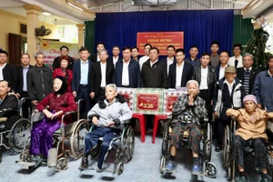 Lãnh đạo Bộ Y tế và Bệnh viện Da liễu Trung ương thăm, chúc Tết bệnh nhân tại Khu điều trị phong Quỳnh Lập.